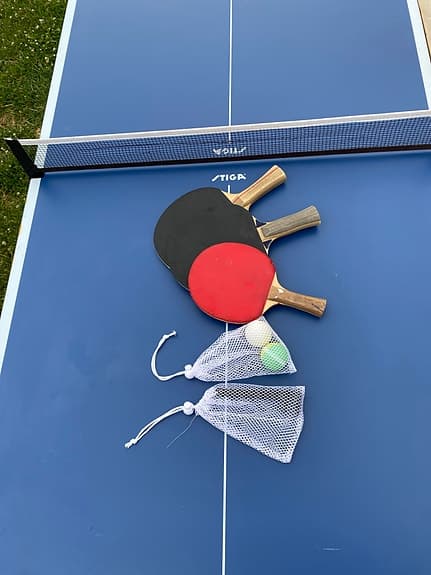 Stiga pingisbord blått med nät och tillbehör, finns i Älvsjö