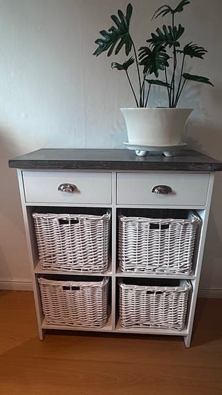 Skåp/hallförvaring i mycket bra skick.