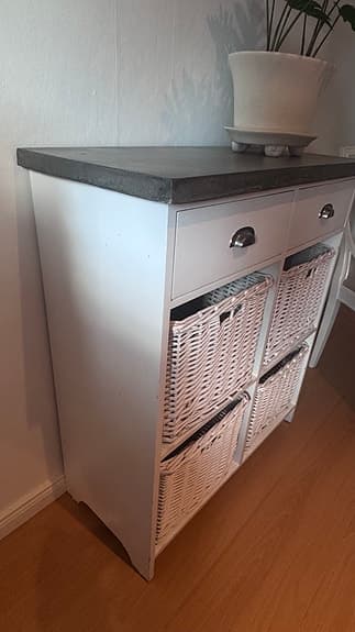 Skåp/hallförvaring i mycket bra skick.