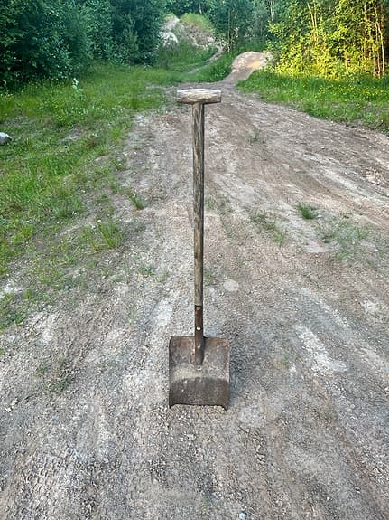 Spade med träskaft