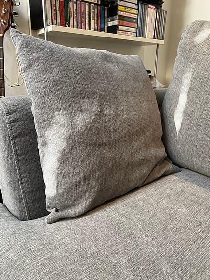 Bellus grå tygsoffa med kuddar