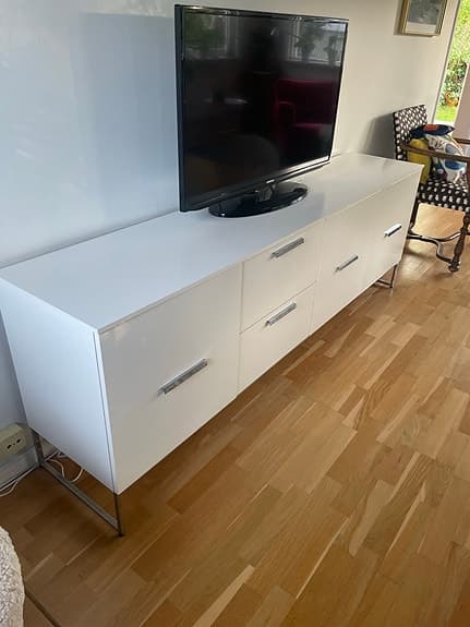Vit TV-möbel med bra förvaring
