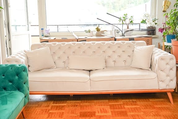 🛋️ Lyxig Chesterfield-soffa med bäddfunktion – som ny!