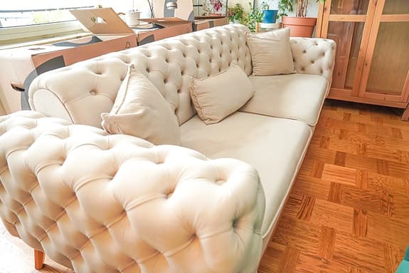 🛋️ Lyxig Chesterfield-soffa med bäddfunktion – som ny!