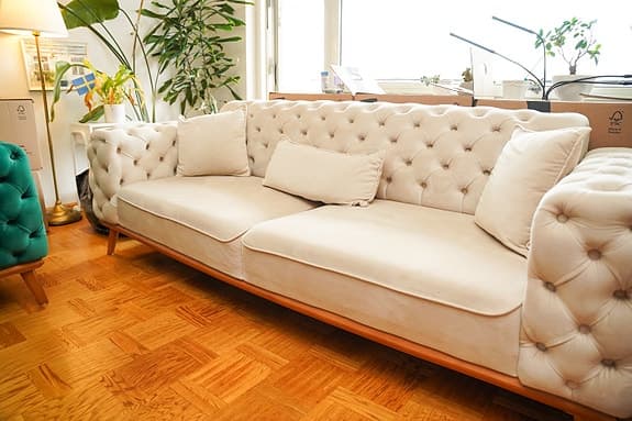 🛋️ Lyxig Chesterfield-soffa med bäddfunktion – som ny!
