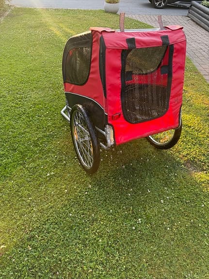 Röd cykelvagn