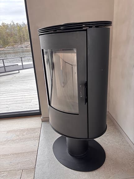 Svart braskamin med glaslucka oanvänd