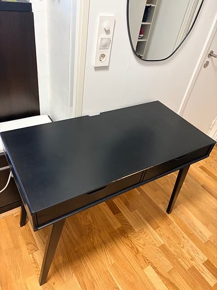 Kolo skrivbord svart från Kiteen huonekalutehdas