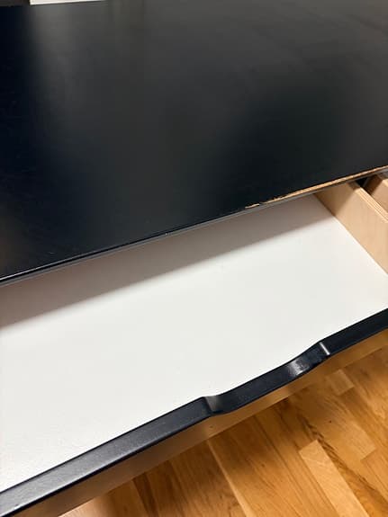 Kolo skrivbord svart från Kiteen huonekalutehdas