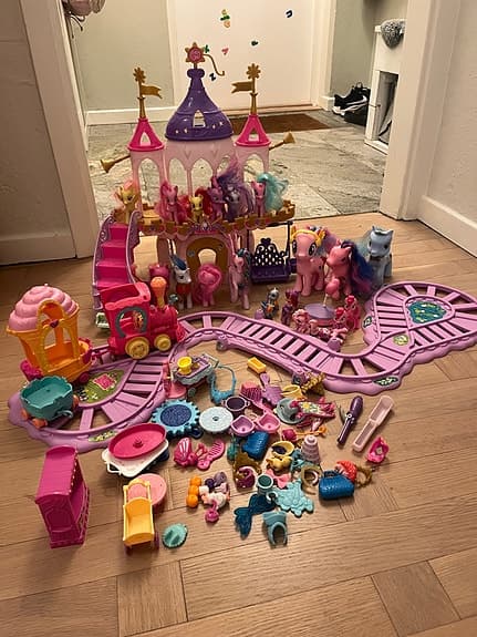 My Little Pony slott med tågbaneset och figurer