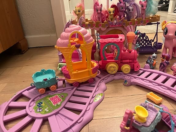 My Little Pony slott med tågbaneset och figurer
