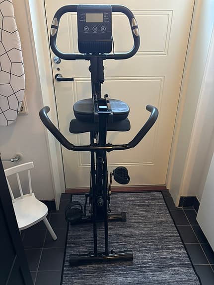 Hopfällbar motionscykel med ryggstöd svart