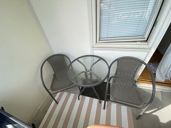 Balkongset med runt glasbord och 2 stolar grå