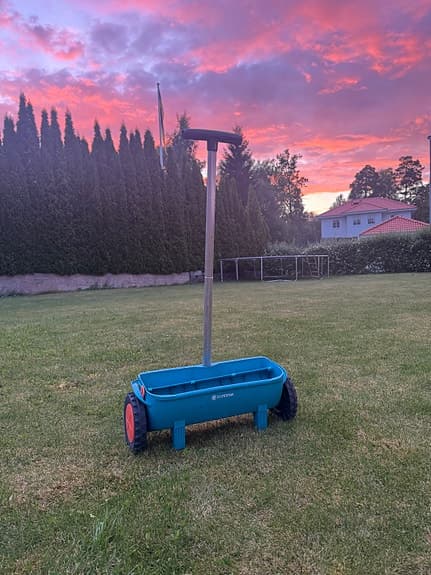 Gardena spridare för gödsel och frö