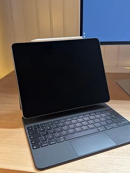Apple iPad Pro surfplatta 128 GB 12,9" M2, rymdgrå + tillbehör