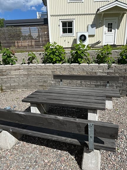 Trädgårdsbord med två bänkar i trä och betong