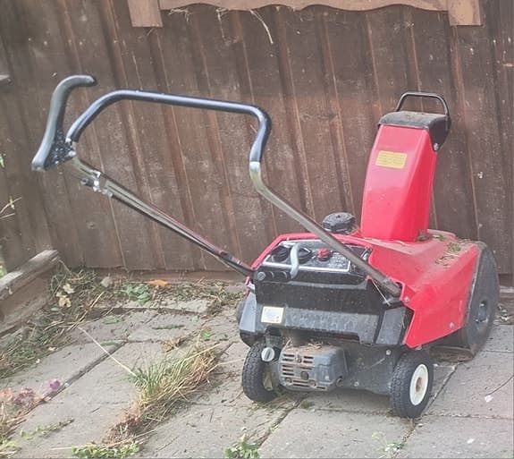 Röd snöslunga med bensinmotor