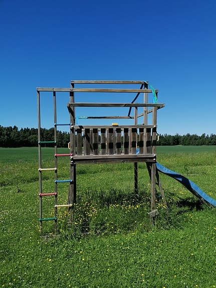 Lekställning i trä med rutschkana och klättervägg