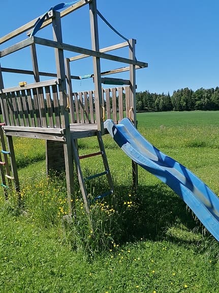 Lekställning i trä med rutschkana och klättervägg