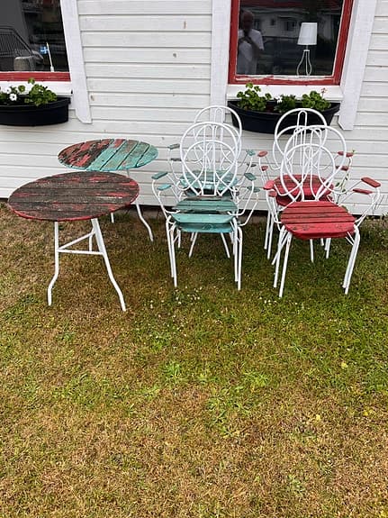 Gärsnäs Pia karmstolar och cafébord utomhus