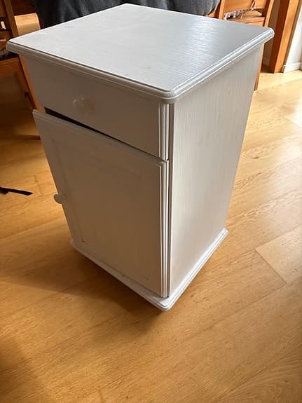 Vitmålad byrå/sängbord