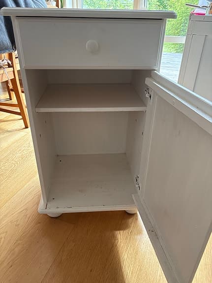 Vitmålad byrå/sängbord