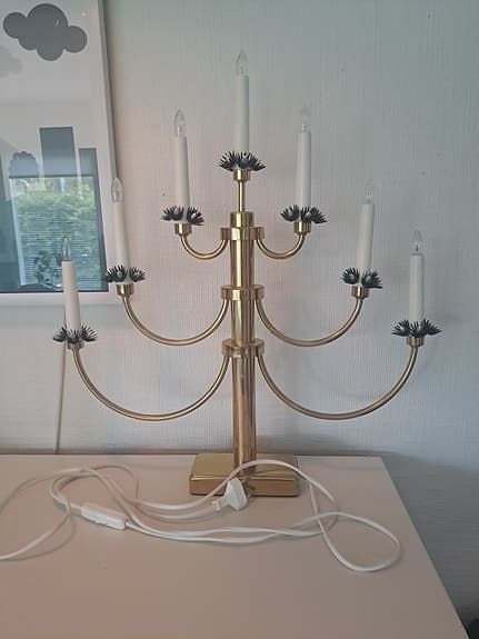 Mässingfärgad elektrisk ljusstake med flera armar