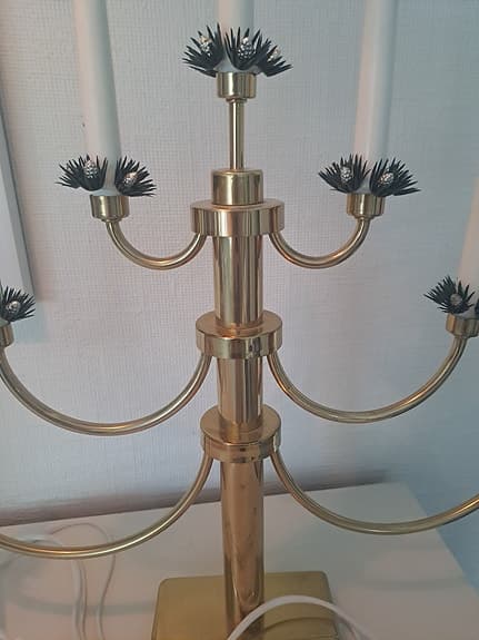 Mässingfärgad elektrisk ljusstake med flera armar
