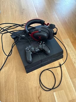 Sony PlayStation 4 spelkonsol med handkontroll och HyperX headset