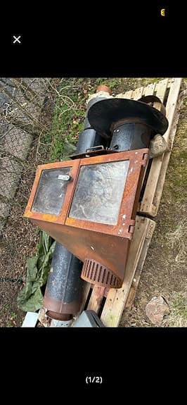kamin med glasluckor och rör