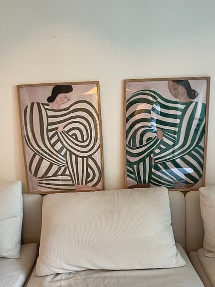 2 st Sofia Lind posters med tillhörande ramar i ljust trä