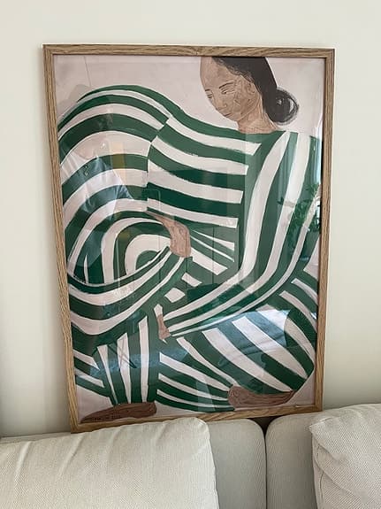 2 st Sofia Lind posters med tillhörande ramar i ljust trä