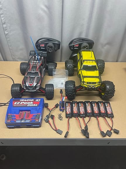 2st Traxxas vxl 1/16 Rc bilar (e-revo och summit)
