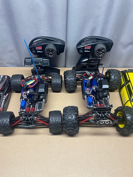2st Traxxas vxl 1/16 Rc bilar (e-revo och summit)