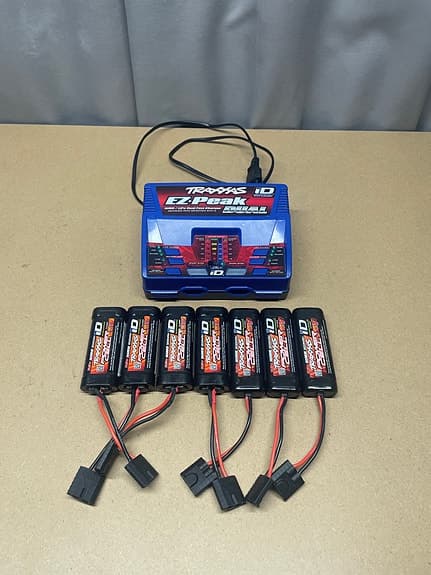 2st Traxxas vxl 1/16 Rc bilar (e-revo och summit)