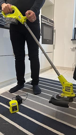 Ryobi One+ grästrimmer med laddare