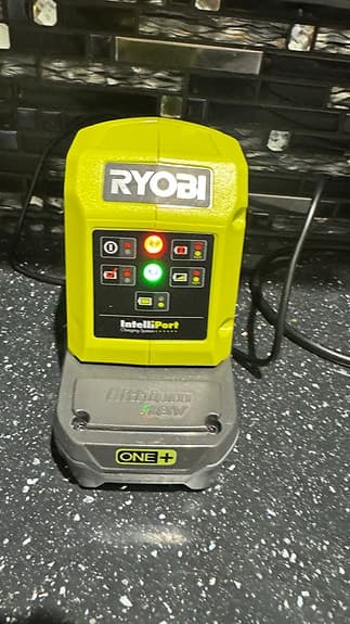 Ryobi One+ grästrimmer med laddare