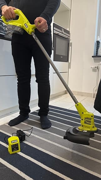Ryobi One+ grästrimmer med laddare