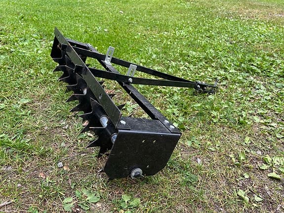 Svart vertikalskärare/luckrare för åkgräsklippare 80 cm