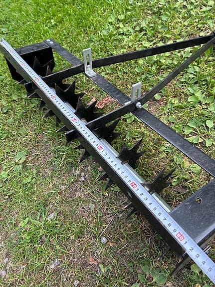 Svart vertikalskärare/luckrare för åkgräsklippare 80 cm
