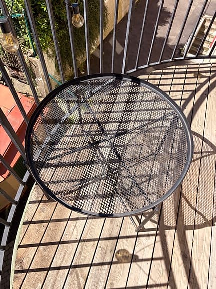 Fällbart svart balkongbord i metall