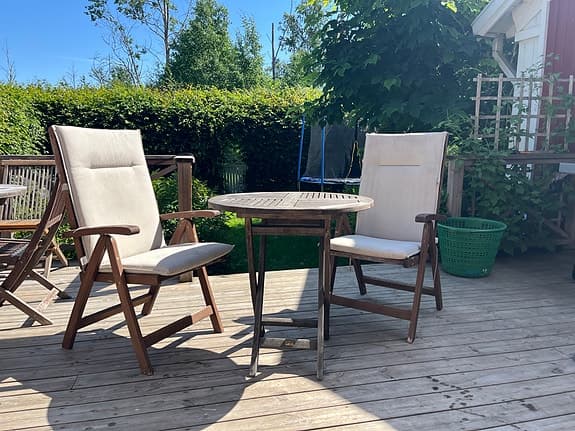 Trädgårdsbord med 2 stolar i teak från Brafab