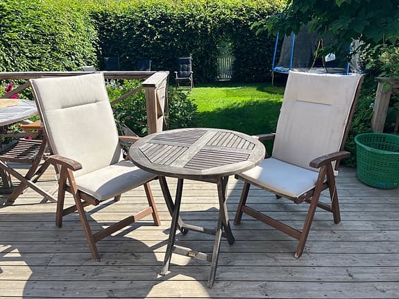 Trädgårdsbord med 2 stolar i teak från Brafab