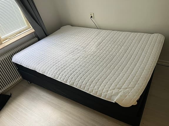 Jysk säng med bäddmadrass (140x200 cm)