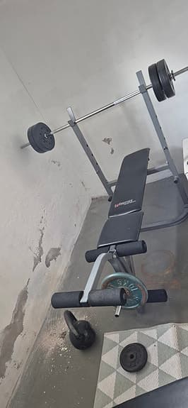 Abilica träningsbänk med skivstång och vikter