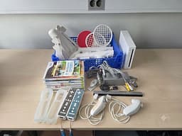 Stort Nintendo Wii Paketet – 5 Spel, 2 Kontroller, Nunchucks & Sporttillbehör!