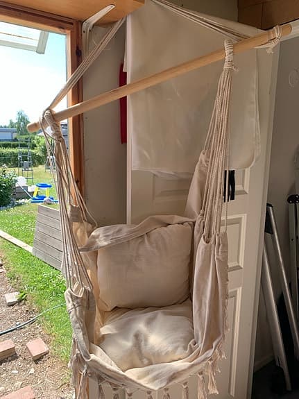 Hängstol med kuddar naturvit