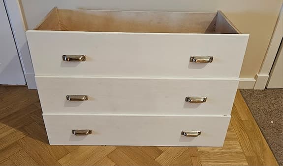 Tre retrolådor vitmålade i trä 84x20x40 cm