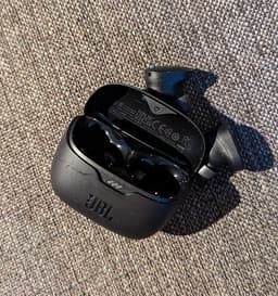 JBL Tune Buds - trådlösa in-ear hörlurar med laddetui i svart.