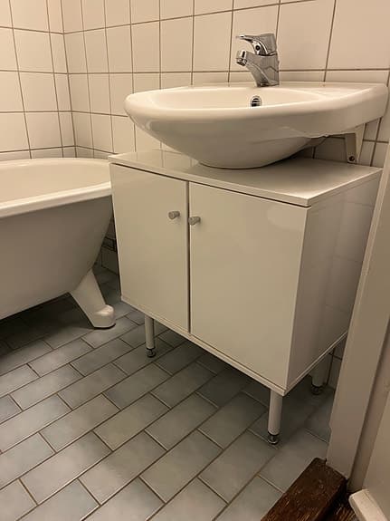 Vitt badrumsskåp/ tvättställsunderskåp med justerbara ben